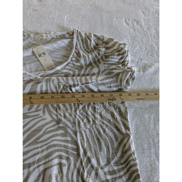 NWT Anthropologie T.La Lars Classic V-Neck Animal Print Small Lightweight Tshirt - Picture 2 of 10